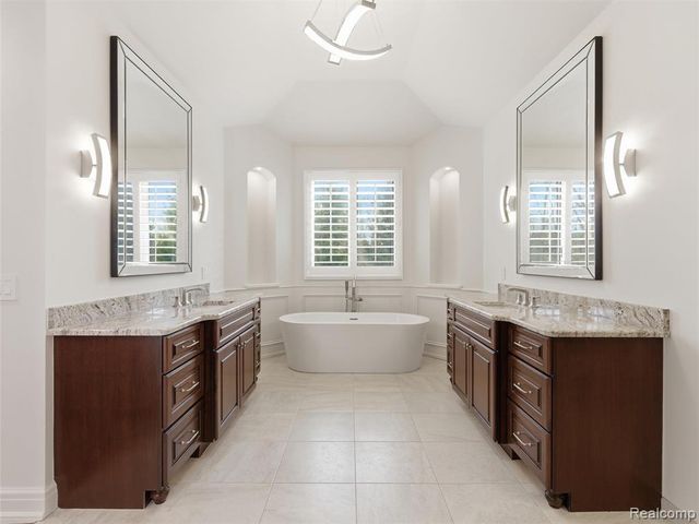2475 Creekside Court, Rochester, MI 48306