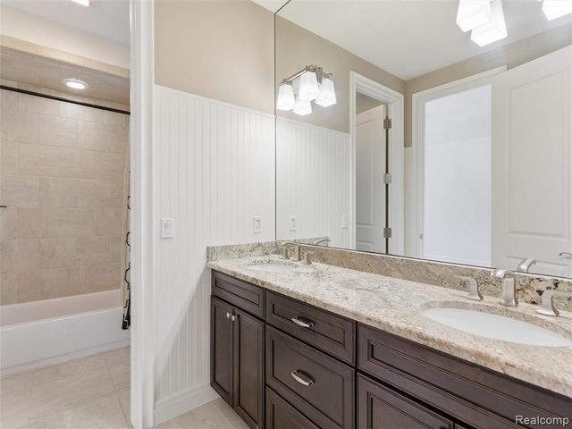 2475 Creekside Court, Rochester, MI 48306