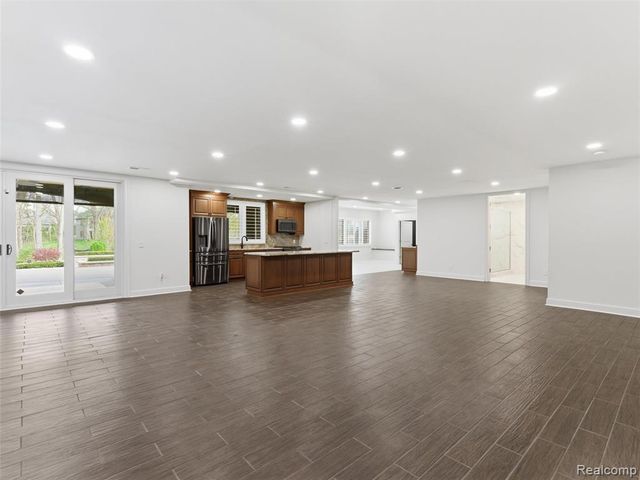 2475 Creekside Court, Rochester, MI 48306