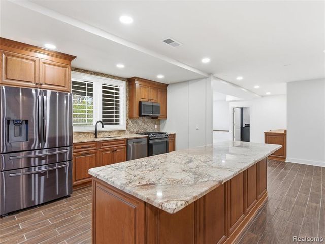 2475 Creekside Court, Rochester, MI 48306