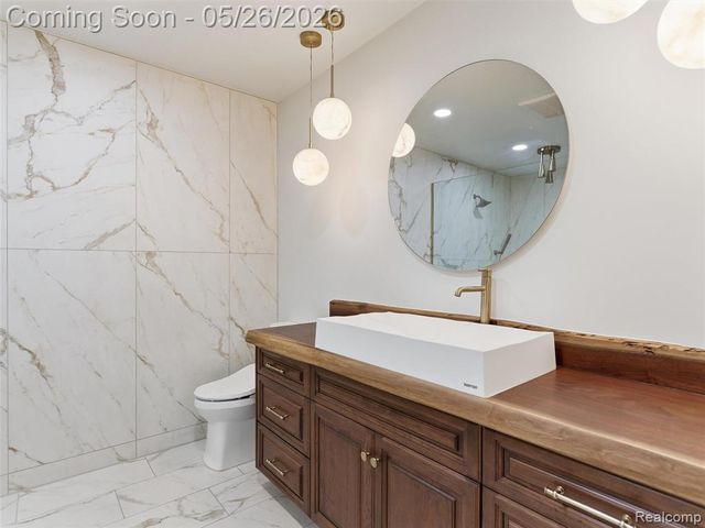 2475 Creekside Court, Rochester, MI 48306