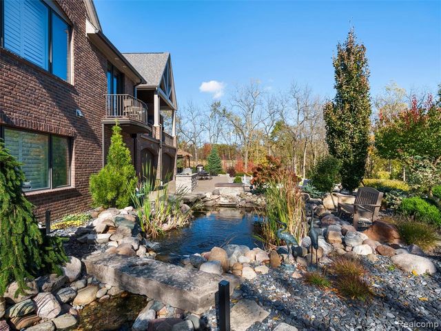 2475 Creekside Court, Rochester, MI 48306