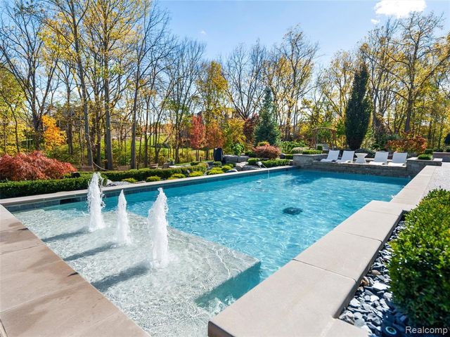 2475 Creekside Court, Rochester, MI 48306