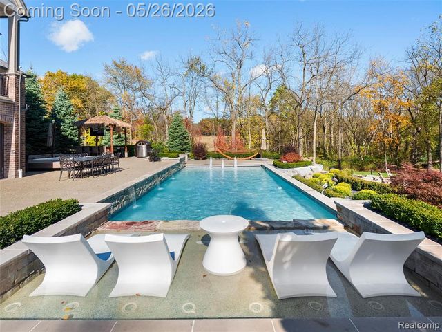 2475 Creekside Court, Rochester, MI 48306