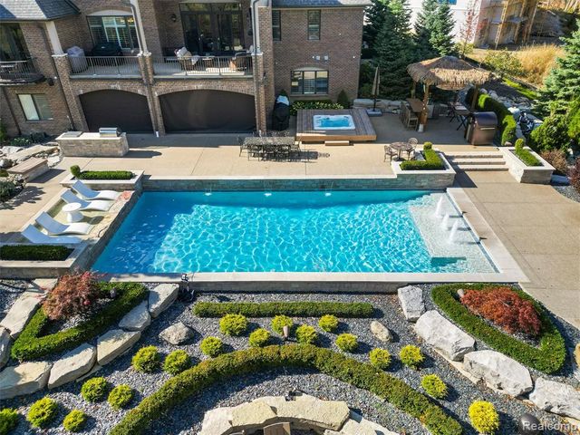2475 Creekside Court, Rochester, MI 48306