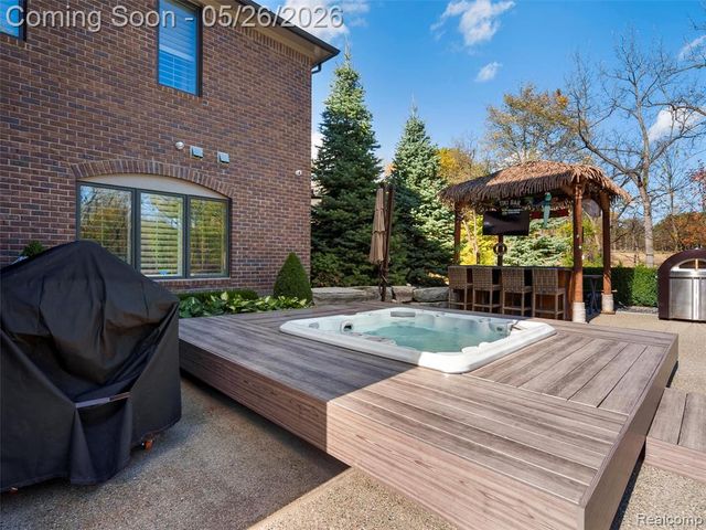 2475 Creekside Court, Rochester, MI 48306