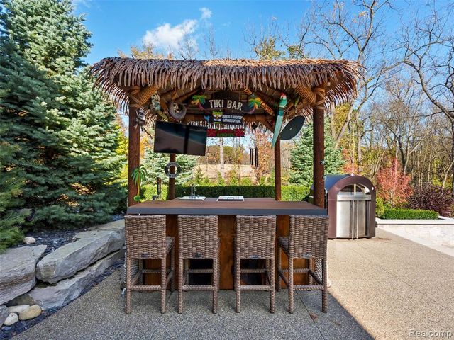 2475 Creekside Court, Rochester, MI 48306