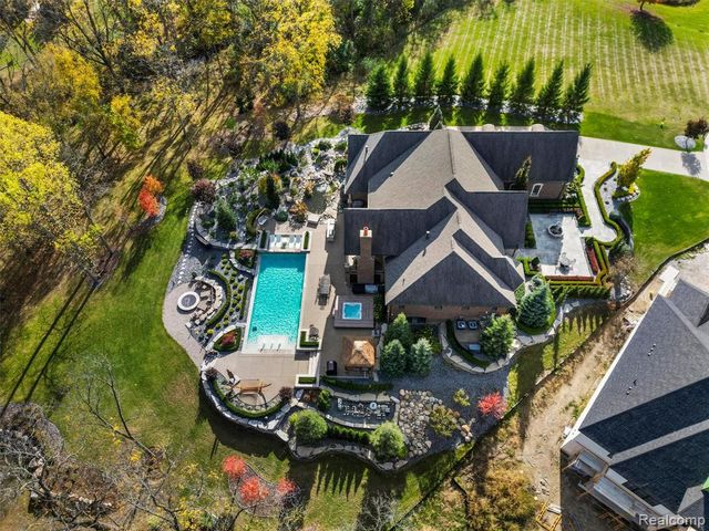 2475 Creekside Court, Rochester, MI 48306