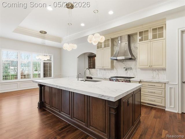 2475 Creekside Court, Rochester, MI 48306