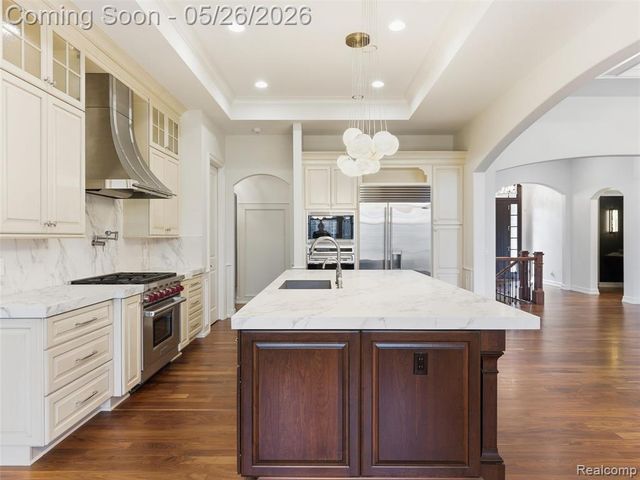 2475 Creekside Court, Rochester, MI 48306