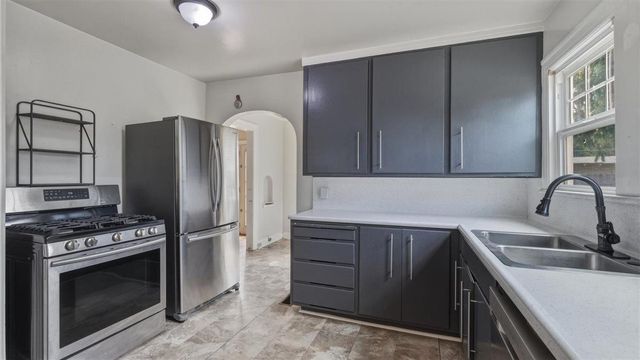 1040 W Poplar St, Stockton, CA 95203