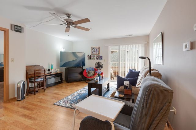 801 N Mclean Boulevard 222, Elgin, IL 60123