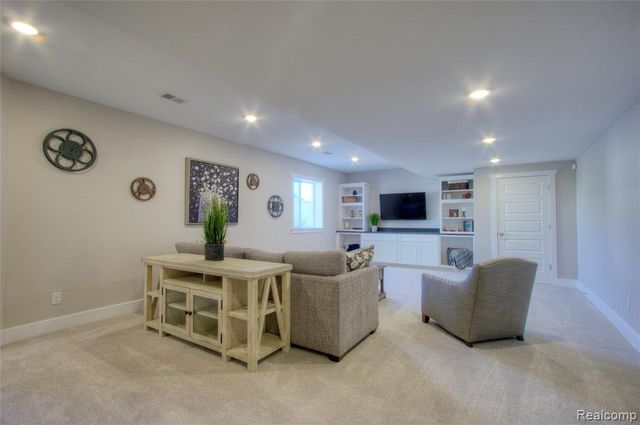 584 Round Rock Drive, Howell, MI 48843