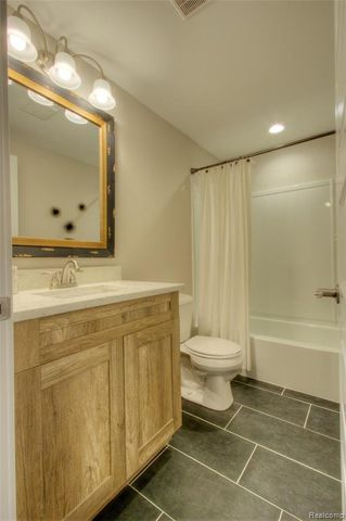 584 Round Rock Drive, Howell, MI 48843