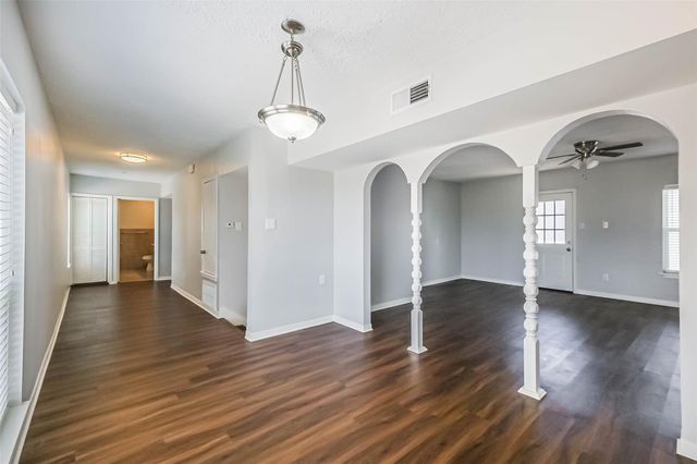 5922 Fairdale Lane B, Houston, TX 77057