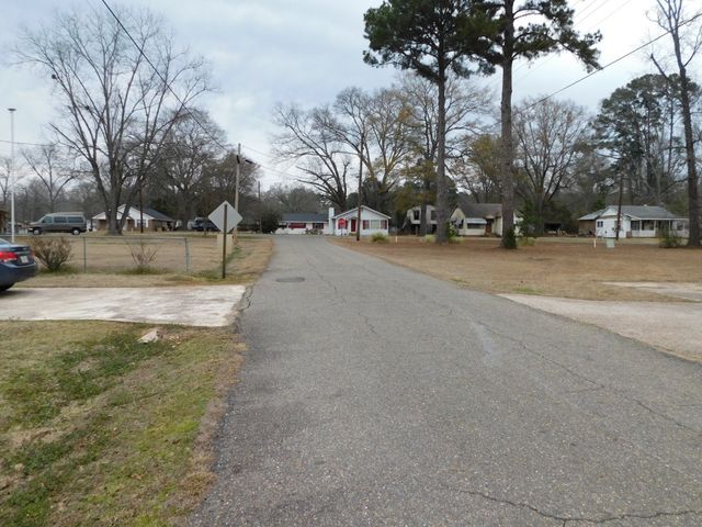 304 SE 8th Street, Springhill, LA 71075