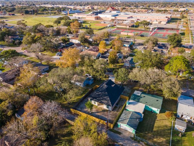 1413 4th Avenue N, Texas City, TX 77590