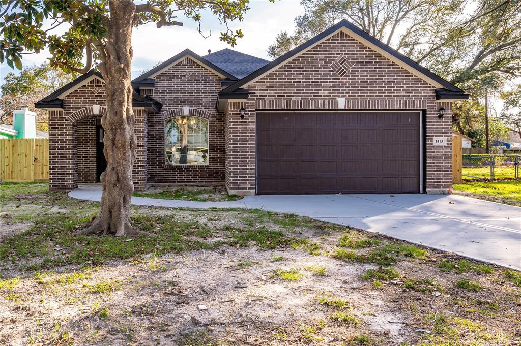 1413 4th Avenue N, Texas City, TX 77590