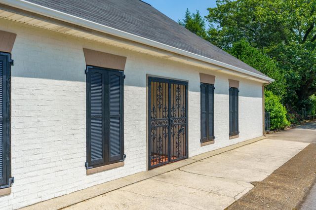 1003 E Brow Road, Lookout Mountain, TN 37350