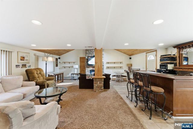 37 Farmingdale Road, Wayne, NJ 07470