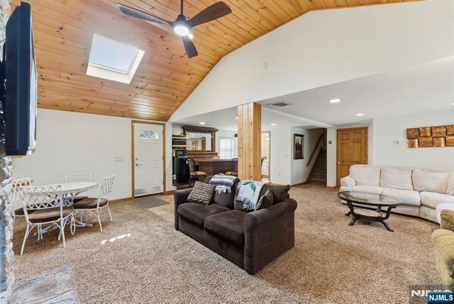 37 Farmingdale Road, Wayne, NJ 07470