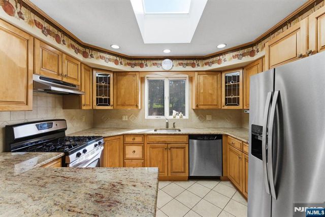 37 Farmingdale Road, Wayne, NJ 07470