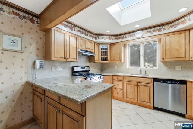 37 Farmingdale Road, Wayne, NJ 07470