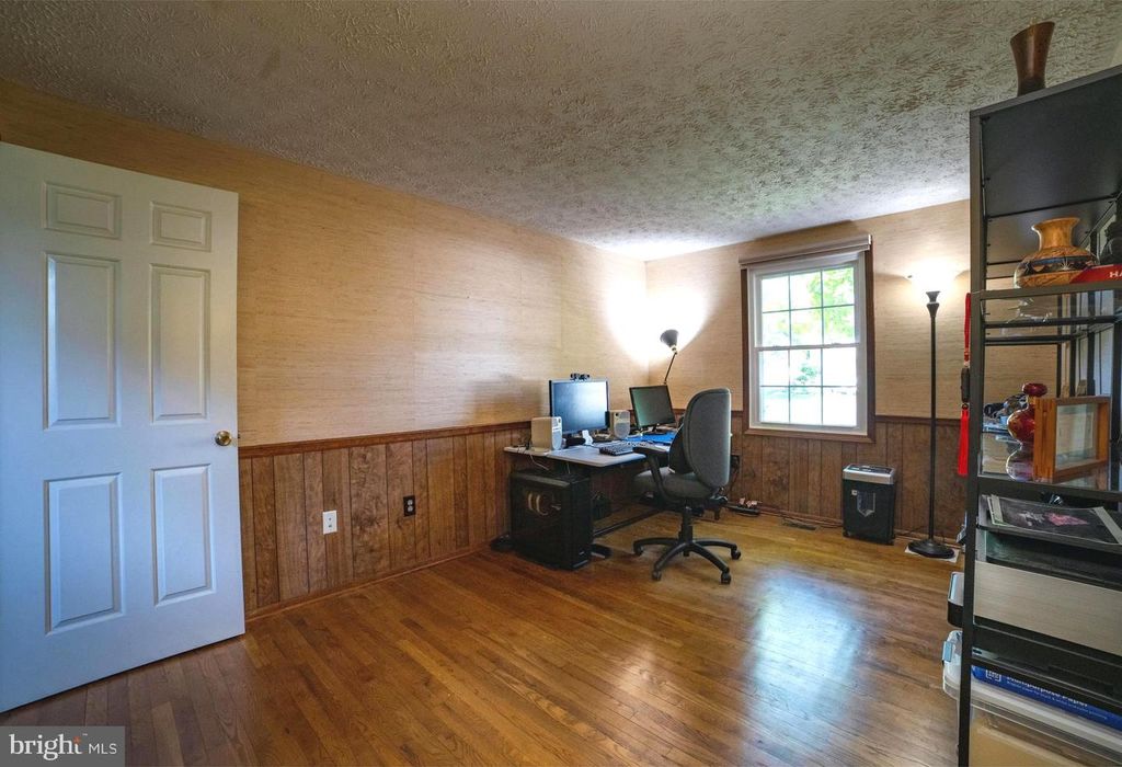 Image 10 of property listing at 14441 KINGS GRANT ST, North Potomac, MD 20878