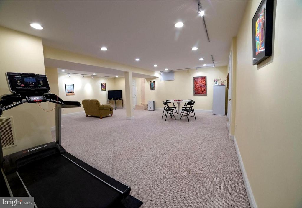 Image 26 of property listing at 14441 KINGS GRANT ST, North Potomac, MD 20878