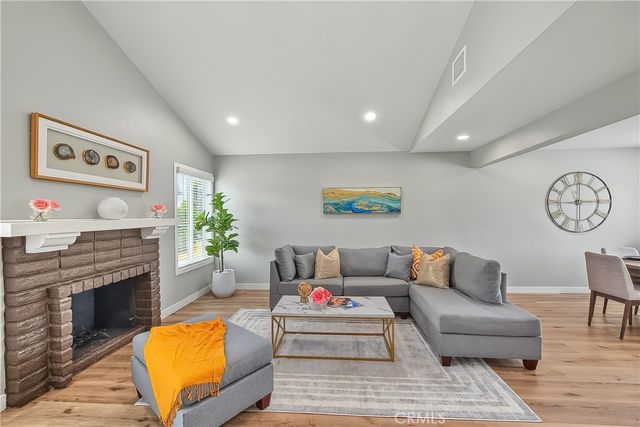 286 W Renwick, Azusa, CA 91702