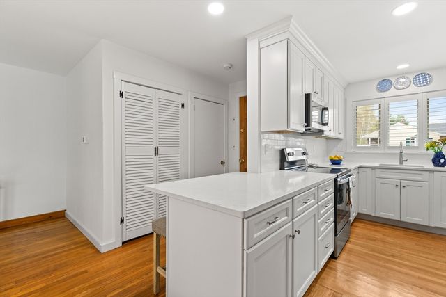 7 Haynes St, Walpole, MA 02081