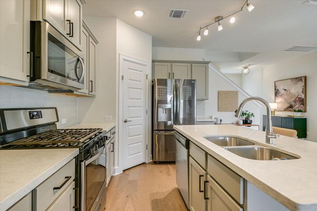 8607 McKamy DR, Austin, TX 78744