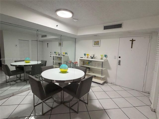 2625 Collins Avenue 420, Miami Beach, FL 33140