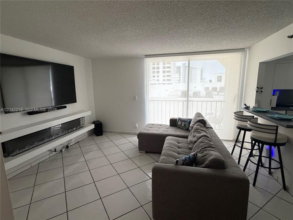 2625 Collins Avenue 420, Miami Beach, FL 33140