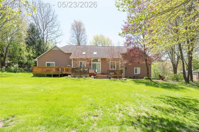 6093 Rosewood Parkway, White Lake Charter Township, MI 48383