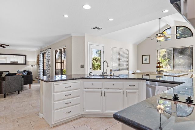 1369 Sun Tree Dr, Roseville, CA 95661