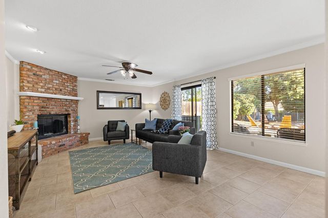 1369 Sun Tree Dr, Roseville, CA 95661