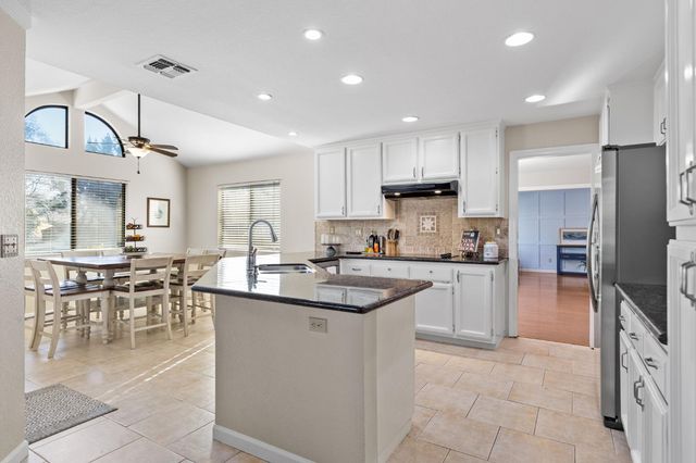 1369 Sun Tree Dr, Roseville, CA 95661