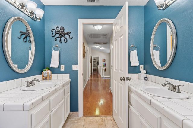 1369 Sun Tree Dr, Roseville, CA 95661