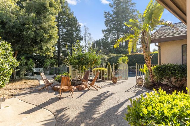 1369 Sun Tree Dr, Roseville, CA 95661