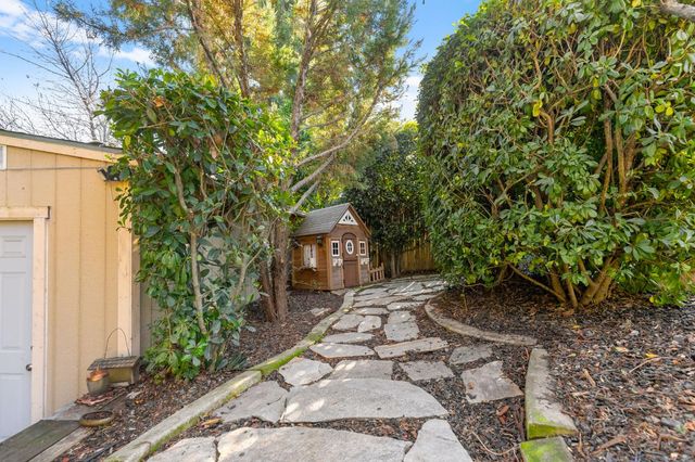 1369 Sun Tree Dr, Roseville, CA 95661