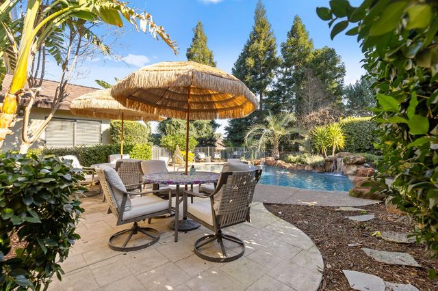 1369 Sun Tree Dr, Roseville, CA 95661
