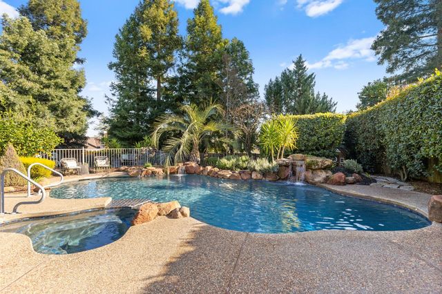 1369 Sun Tree Dr, Roseville, CA 95661