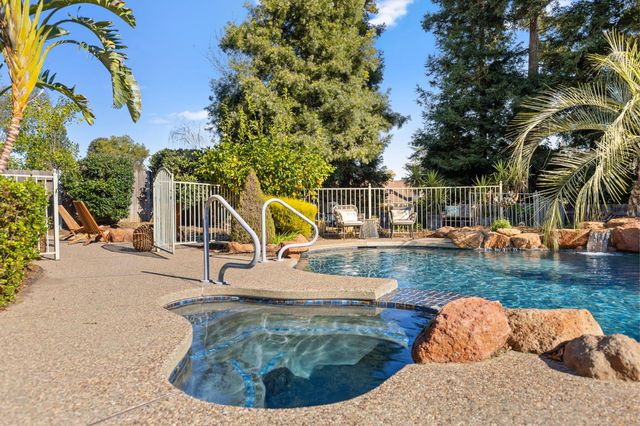 1369 Sun Tree Dr, Roseville, CA 95661