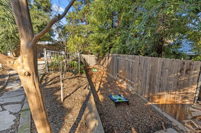 1369 Sun Tree Dr, Roseville, CA 95661