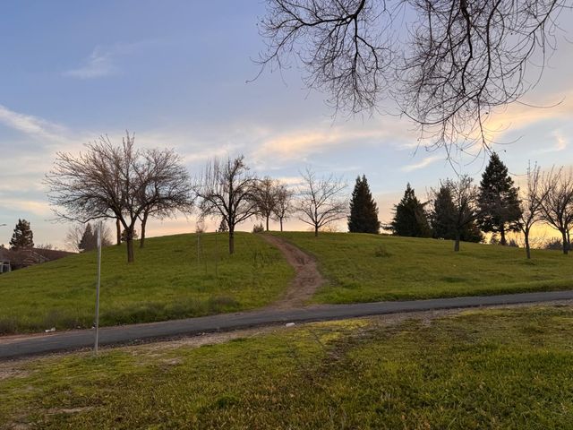 1369 Sun Tree Dr, Roseville, CA 95661