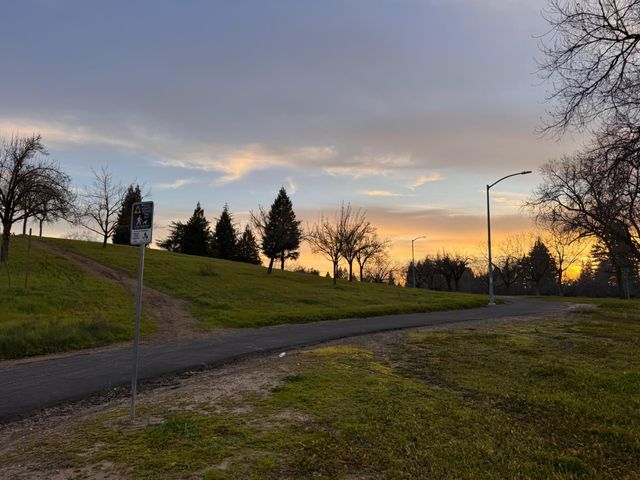 1369 Sun Tree Dr, Roseville, CA 95661