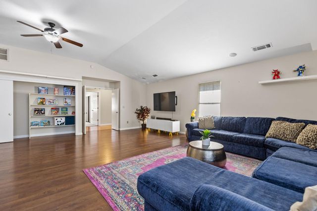 1369 Sun Tree Dr, Roseville, CA 95661