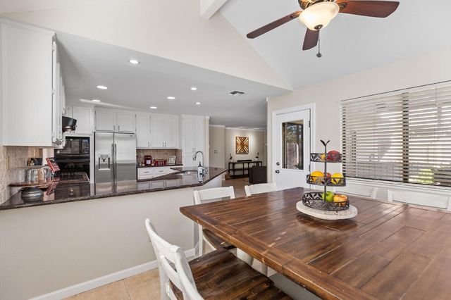 1369 Sun Tree Dr, Roseville, CA 95661