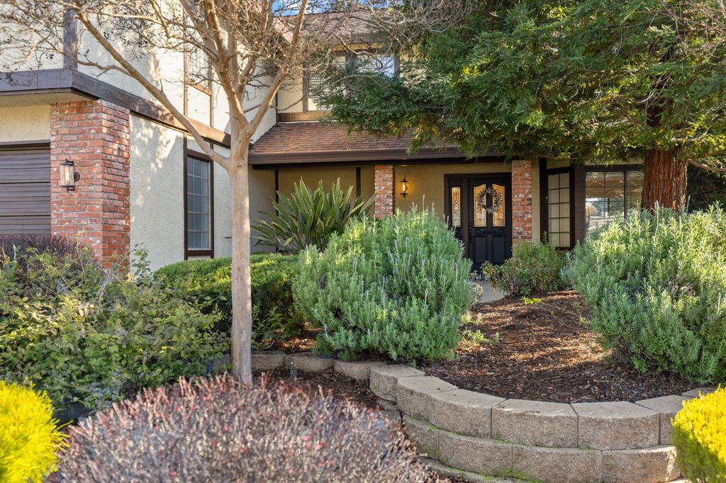 1369 Sun Tree Dr, Roseville, CA 95661